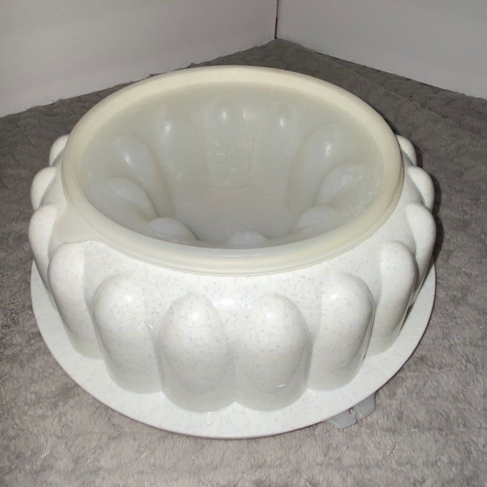VTG Tupperware Jell-O Mold 3 pieces in like new conditions.